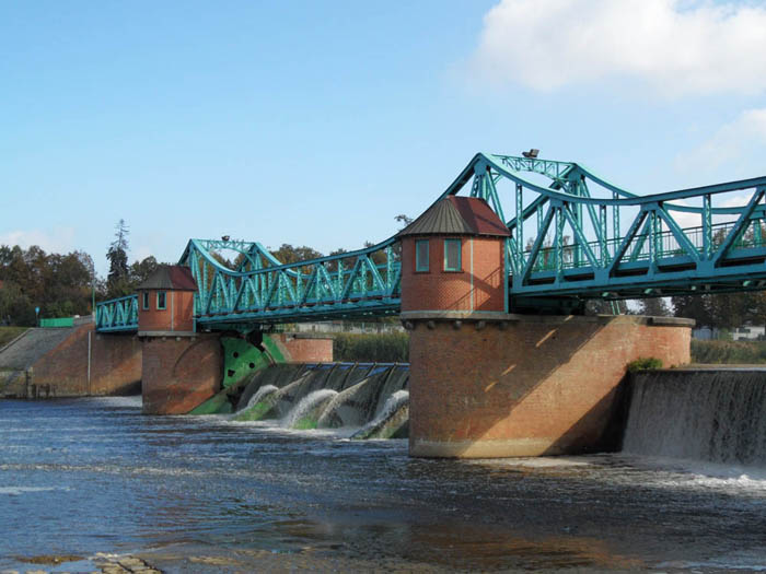 Widok mostu Bartoszowickiego na Bartoszowicach na Wielkiej Wyspie