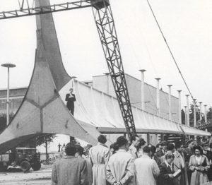 Iglica w pozycji poziomej podczas montażu przed Wystawą Ziem Odzyskanych (3 lipca 1948 roku)