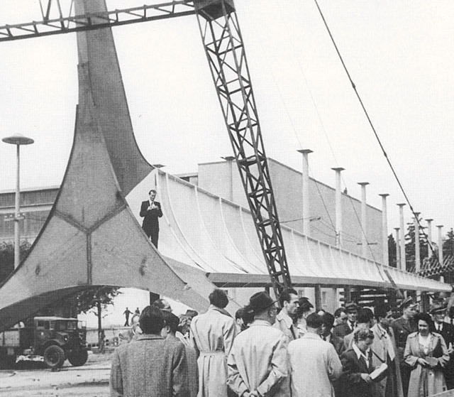 Iglica w pozycji poziomej podczas montażu przed Wystawą Ziem Odzyskanych (3 lipca 1948 roku)