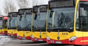 Rząd żółto-czerwonych autobusów miejskich Mercedes-Benz Citaro należących do MPK Wrocław zaparkowanych na placu.
