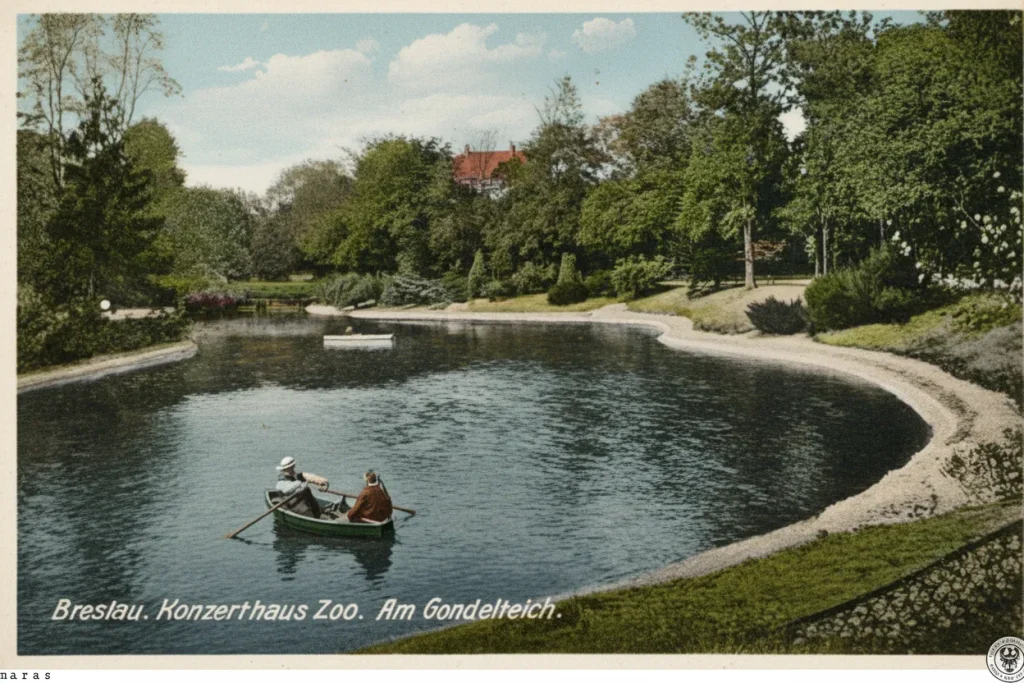 Historyczna kolorowana pocztówka przedstawiająca ludzi pływających łodzią wiosłową po stawie gondolowym w ogrodzie zoologicznym we Wrocławiu (dawny Breslau) w otoczeniu gęstej roślinności.