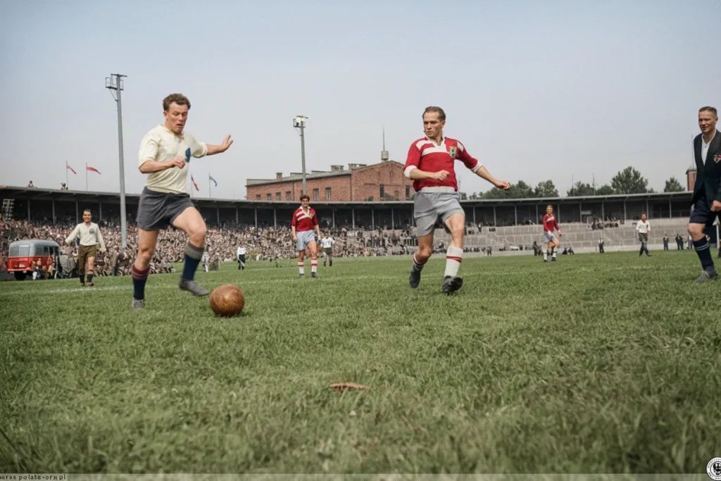 Koloryzowane zdjęcie archiwalne przedstawiające mecz piłki nożnej na Stadionie Olimpijskim we Wrocławiu w 1948 roku, z piłkarzami w historycznych strojach na pierwszym planie.